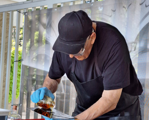 1. Beschichtung: Eine Glas- oder Metallplatte wird mit einer lichtempfindlichen flüssigen Kolllodionlösung beschichtet
