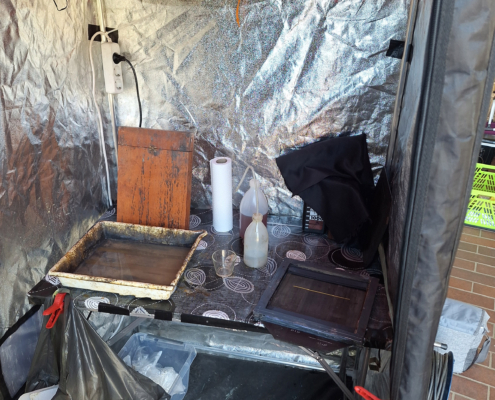 3. Sensibilierung: Die beschichtete Platte wird bei Dunkelheit in ein Silbernitratbad getaucht, was sie lichtempfindlich macht.