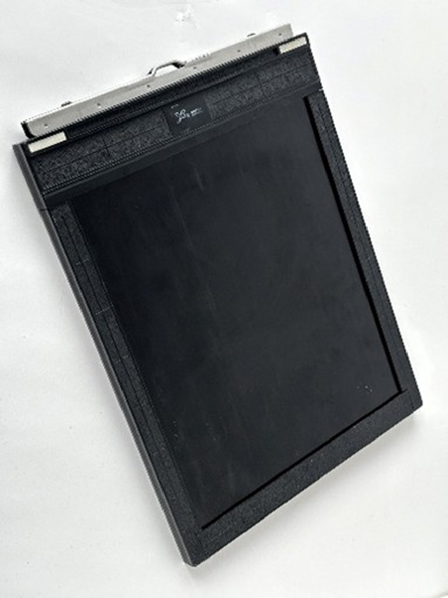 4. Laden Kassette: Die Glas- oder Metallplatte wird nass im Dunkeln in eine Planfilmkassette gelegt.