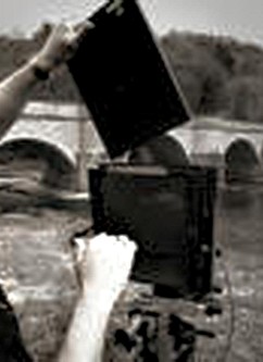 5. Kassette in Kamera: Die Planfilmkassette wird in die Bildstandarte der Kamera geschoben