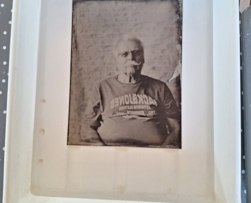 10. Waschen und Lackieren: Die Glas- oder Metallplatte wird gründlich gewaschen und dann zum Schutz des Bildes lackiert