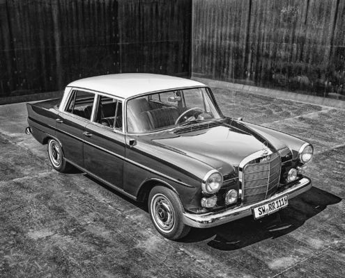 Mercedes Heckflosse Bj. 1965 – Dunkelblau, hellgraues Dach, Besitzer Richard Riegler