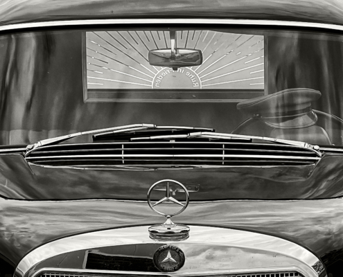 Mercedes Heckflosse Bj. 1965 – Dunkelblau, hellgraues Dach